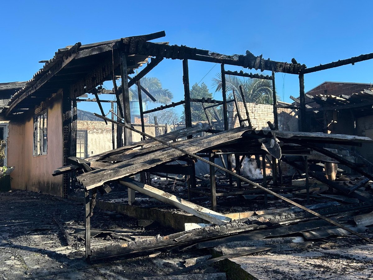 VÍDEO: Casa fica destruída após incêndio no Vale do Sinos