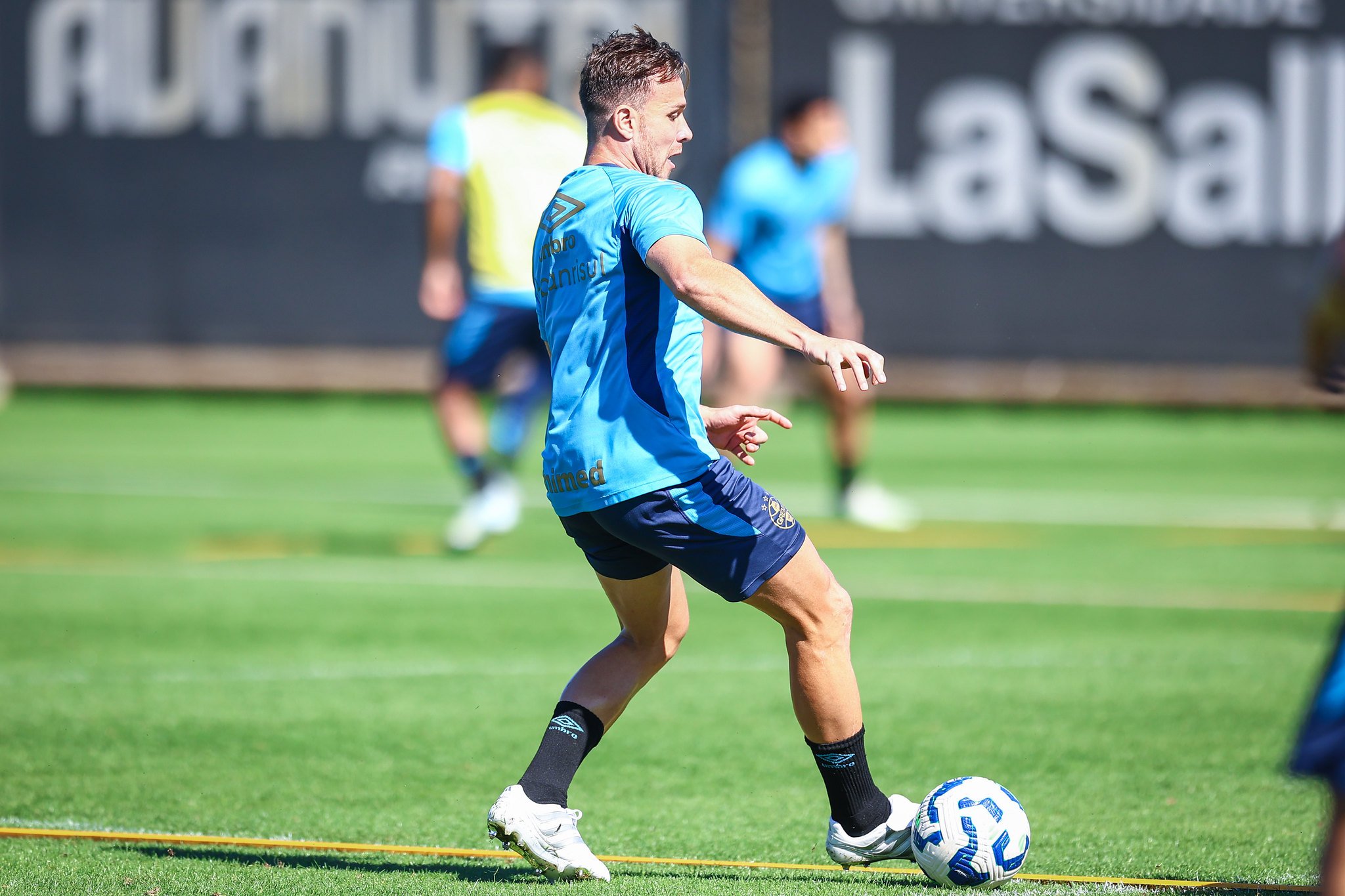 Volante Arthur tem nome no BID e já pode estrear pelo Grêmio