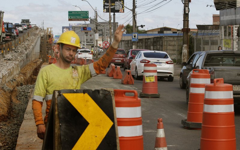 Trabalho sobre a viaduto da Metrovel, nesta quinta-feira (30), devem causar congestionamento ao longo do dia | abc+