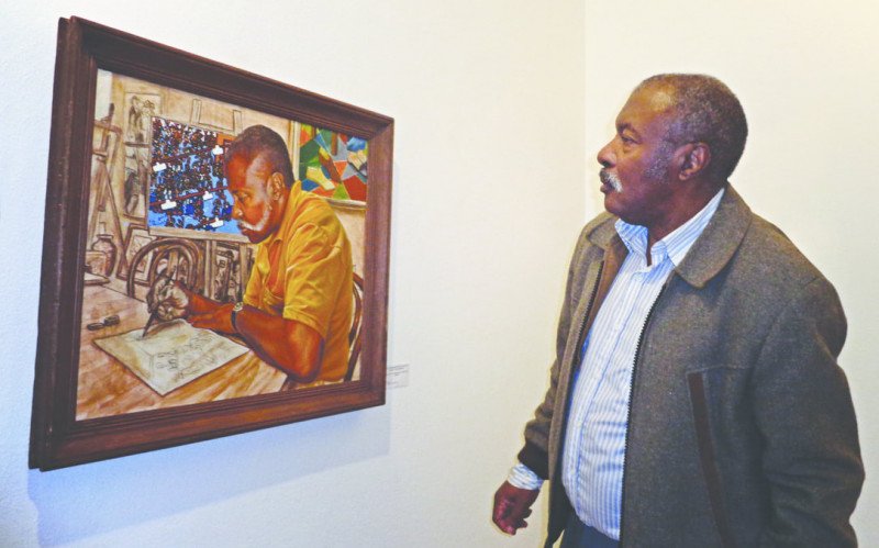 Carlão na Pinacoteca da Escola Municipal de Arte Carlos Alberto de Oliveira - Carlão, visitando a exposição Rascunhos de vida, de Moisés Braun. Ano 2013 | abc+
