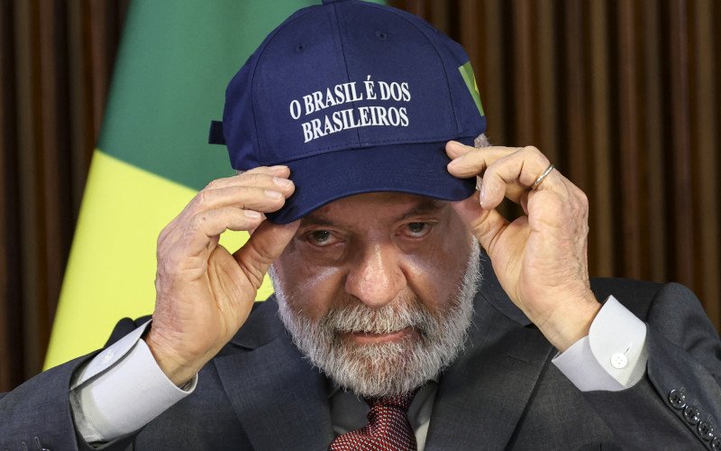 O presidente Luiz Inácio Lula da Silva com boné Brasil é dos brasileiros | abc+