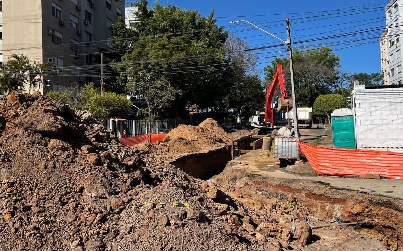 Obra de canalização pluvial gera bloqueio na Rua 3 de Outubro, no bairro Pátria Nova, em Novo Hamburgo | abc+