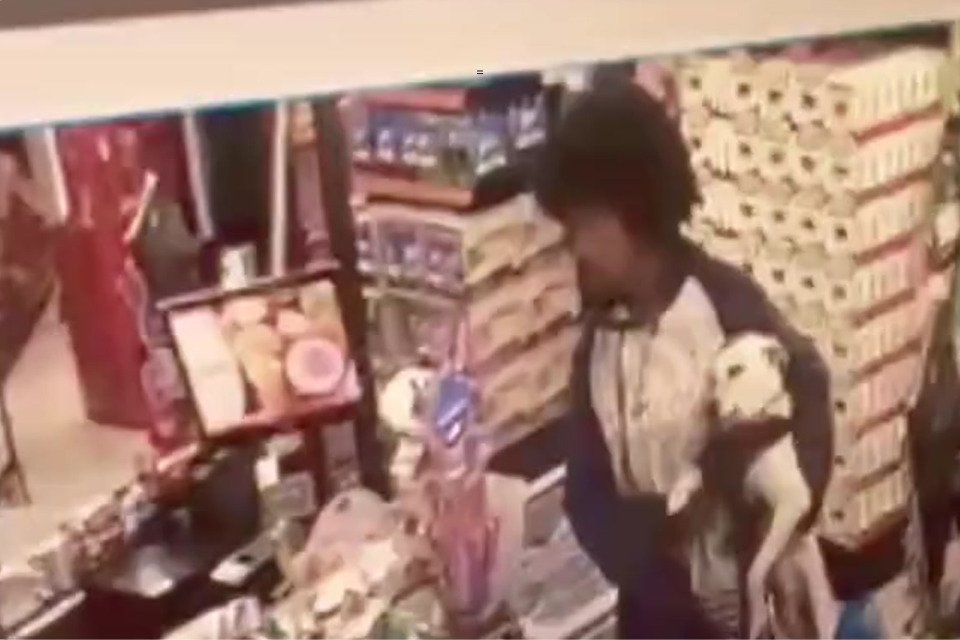 Artista negro é morto a tiros em supermercado após tentar entrar com cachorro no local