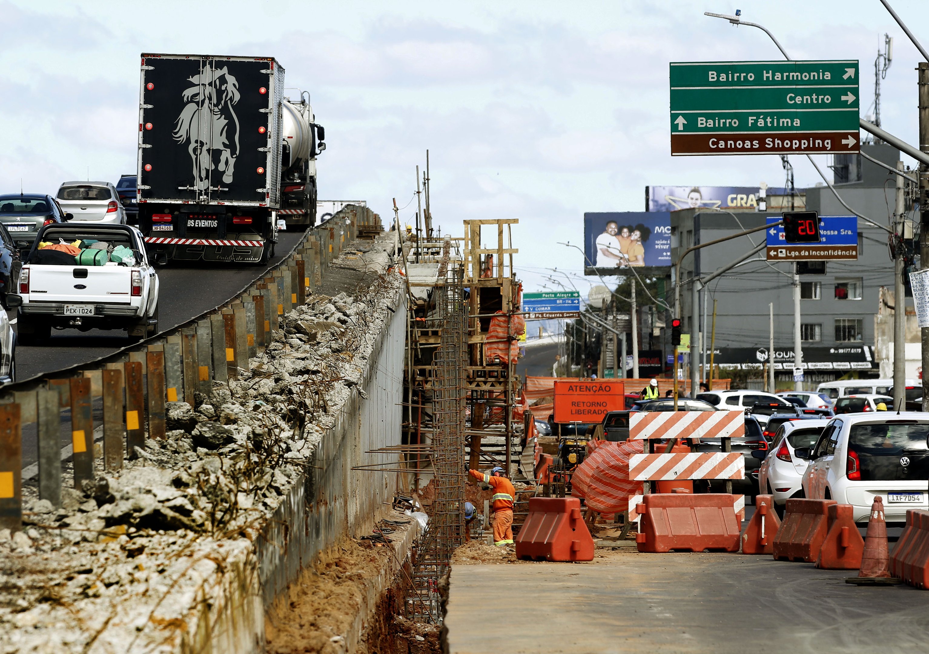 Obra no viaduto da Metrovel é teste de paciência para os motoristas em Canoas