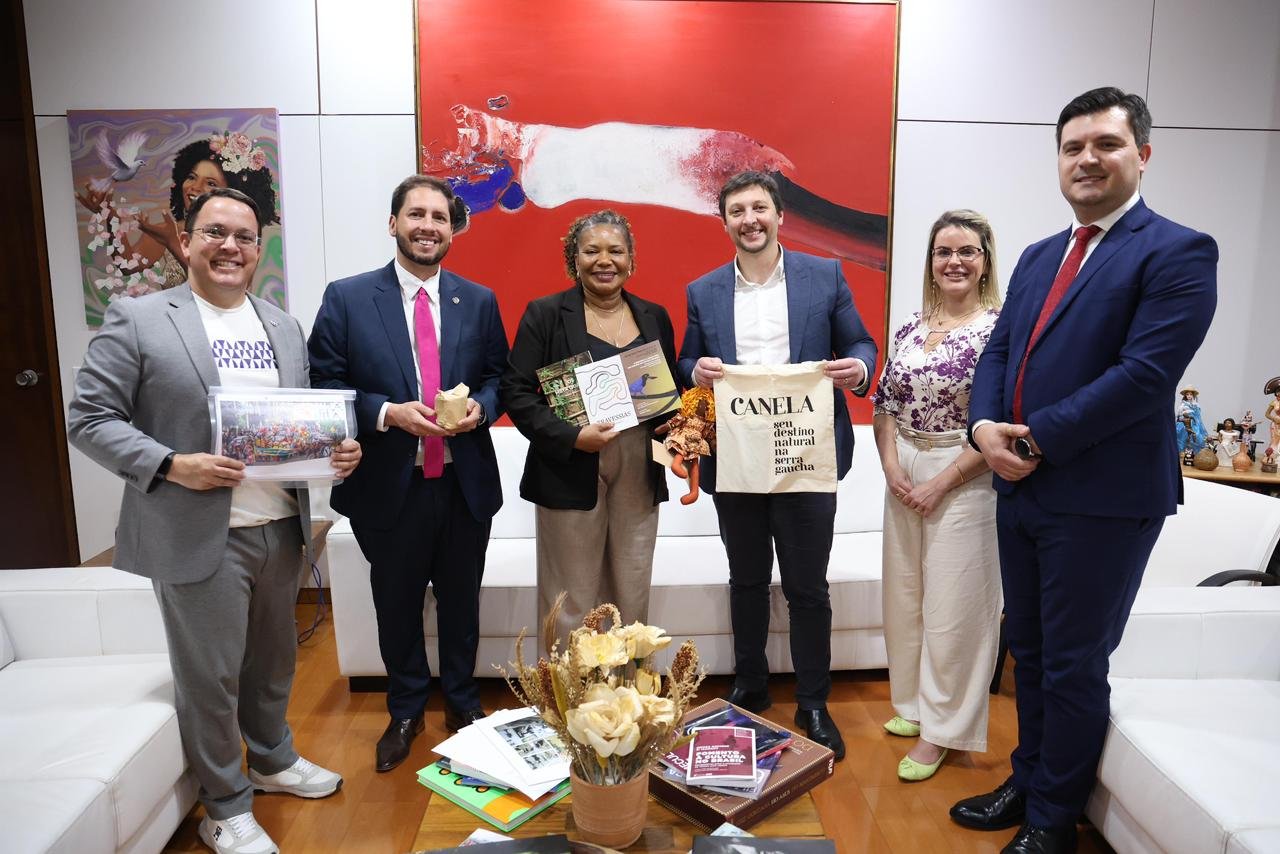 Revitalização do Teatro de Canela é abordada em reunião com ministra da Cultura