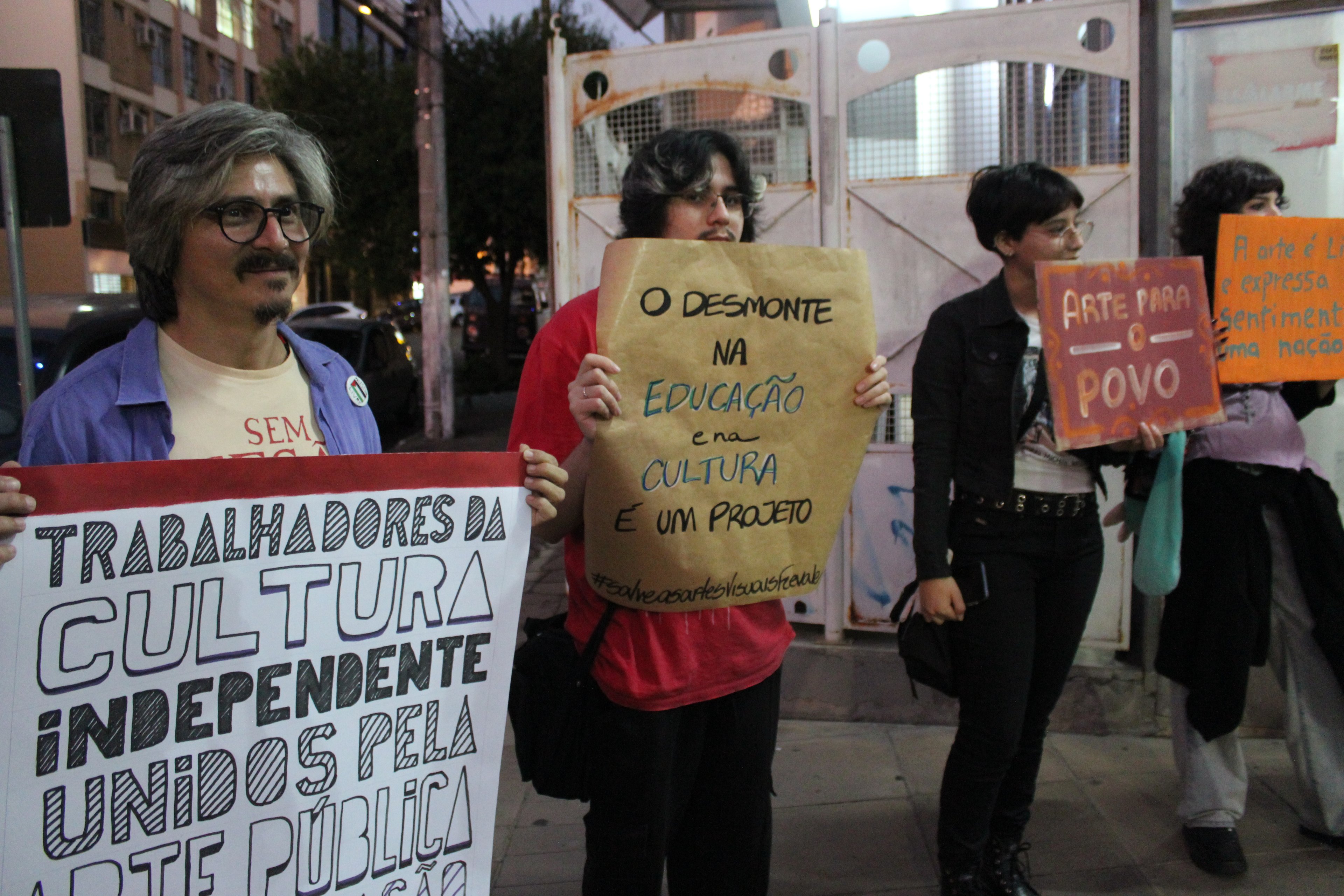 Artistas realizam ato cobrando transparência no setor cultural em Novo Hamburgo