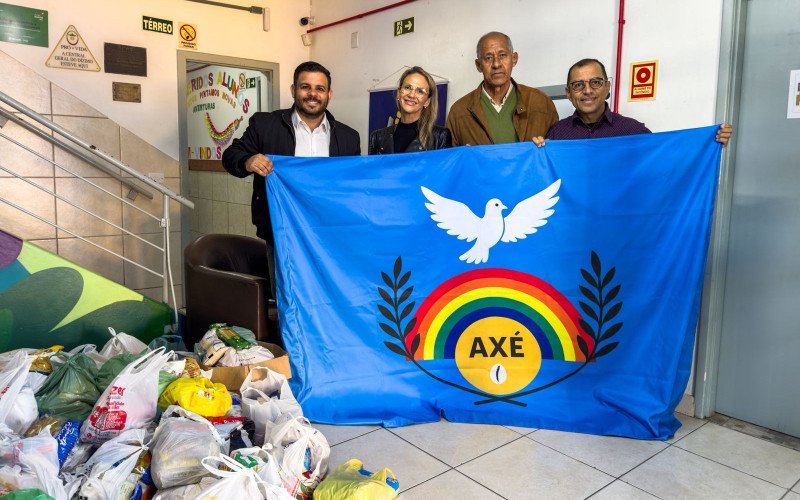 Alimentos foram entregues a representantes da instituição e, na oportunidade, bandeira contra a intolerância religiosa foi mostrada