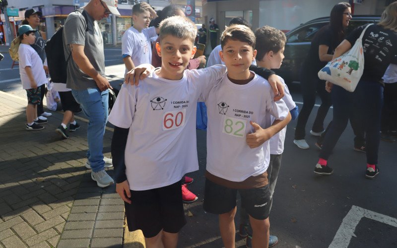 Amigos Bernardo e Arthur na 1ª Corrida do NAP, em Novo Hamburgo. | abc+