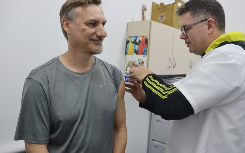 Marco Antônio atualizou o calendário vacinal neste Dia D da Saúde, na Casa da Vacina | abc+