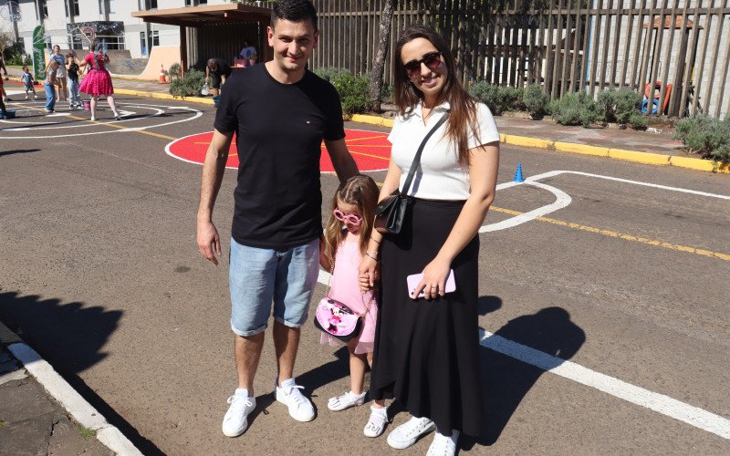 Franciele, com a filha Isabela e marido Diego, na Rua do Brincar, em Morro Reuter.