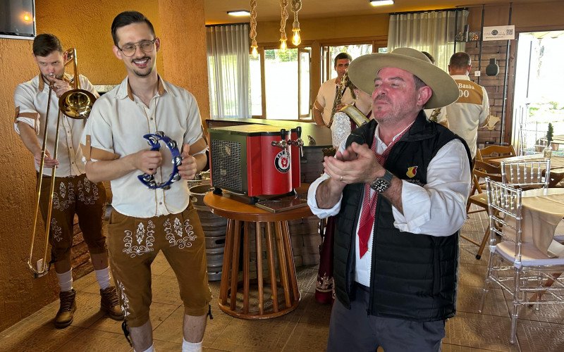 Secretário Santini com a comitiva da Oktoberfest de Maratá | abc+