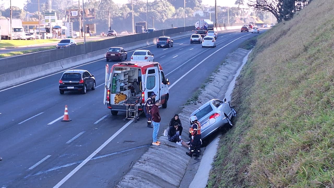 BR-116: Carro sobe barranco em Novo Hamburgo