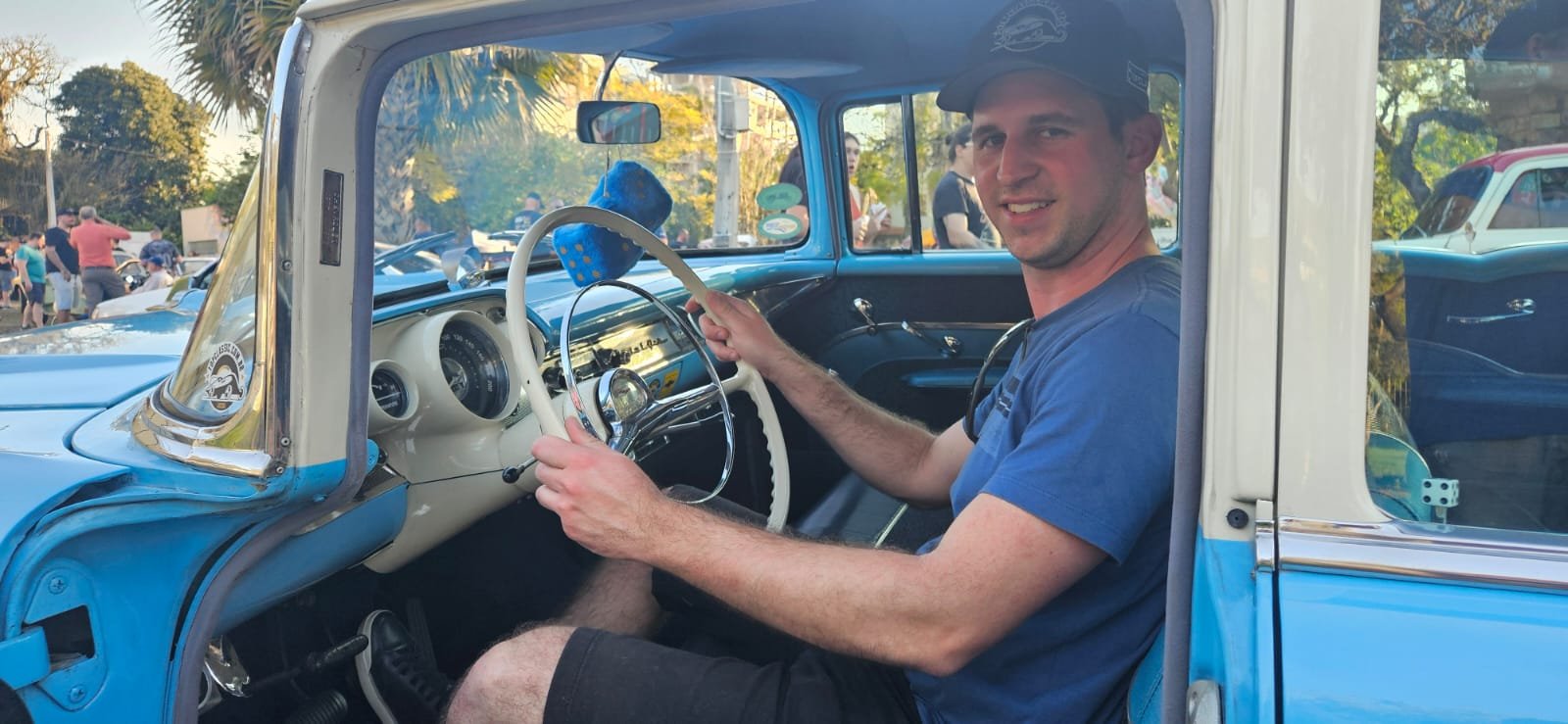 Lucas Premaor levou seu Chevrolet Bel Air 1957 ao encontro de carros antigos no Museu do Trem
