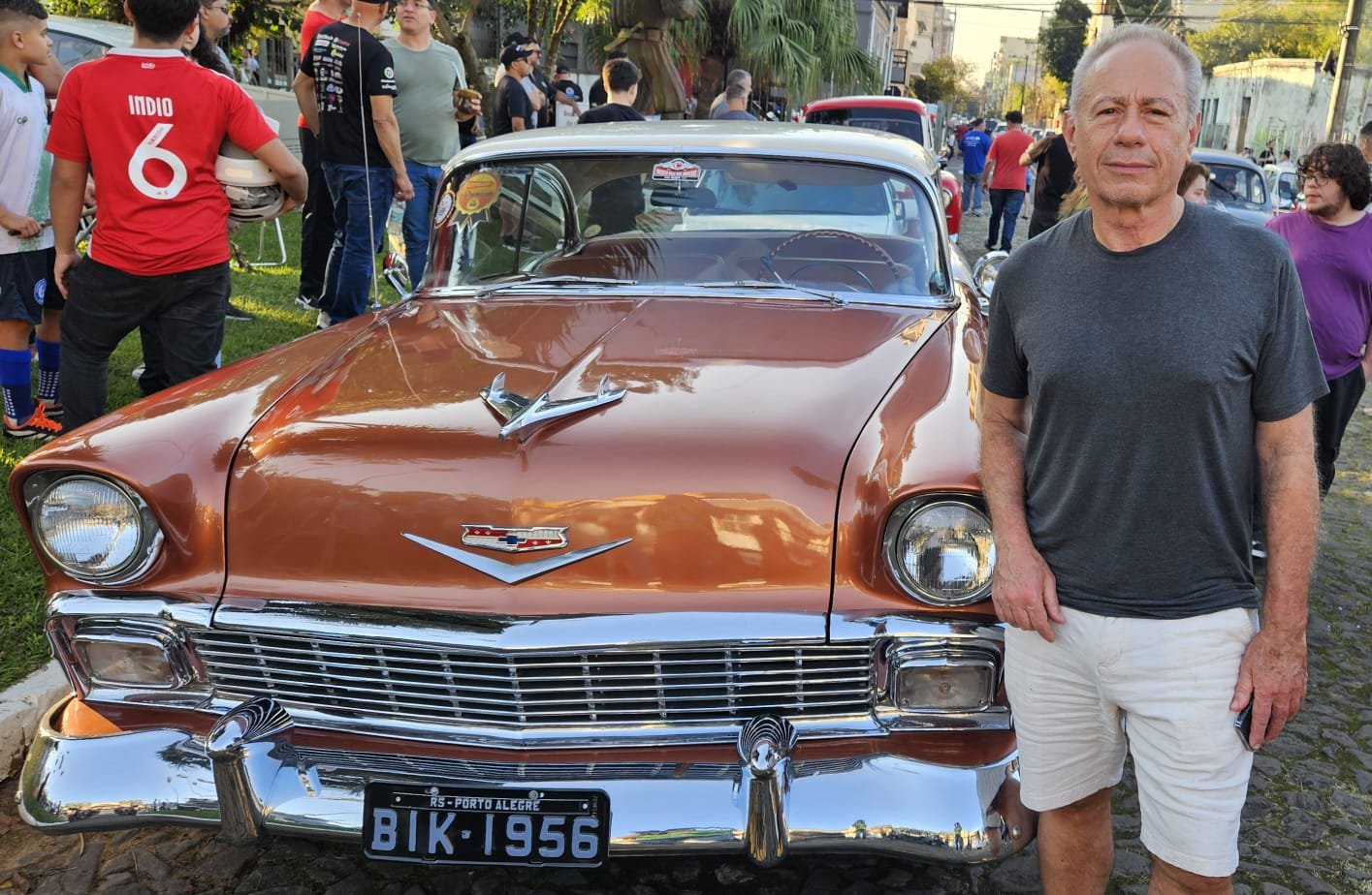 Adriano Saraiva com seu Chevrolet Bel Air 1956 no encontro de carros antigos no Museu do Trem