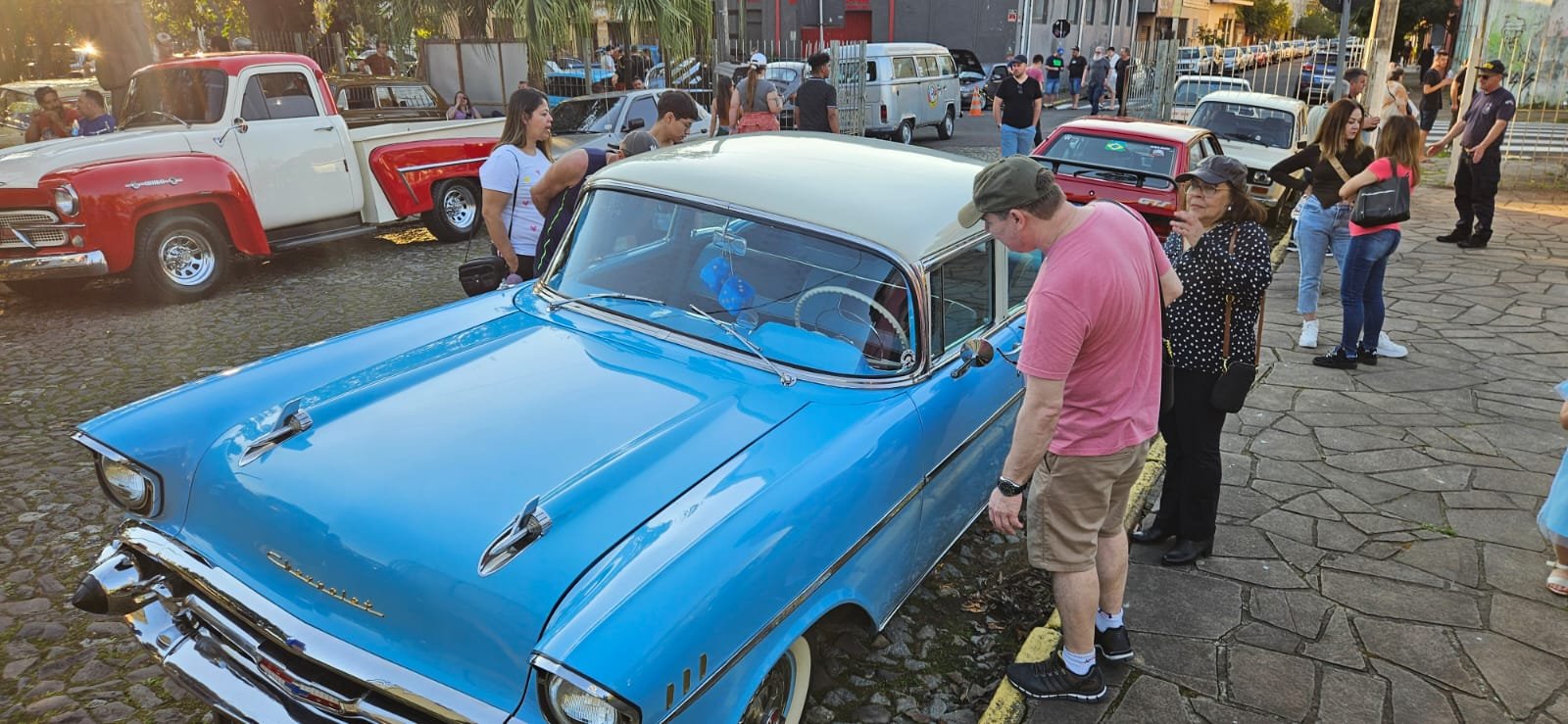 Chevrolet Bel Air 1957 chamou atenção no encontro de carros antigos no Museu do Trem