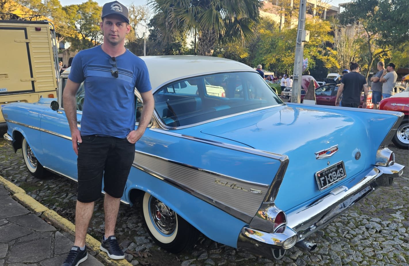 Lucas Premaor levou seu Chevrolet Bel Air 1957 ao encontro de carros antigos no Museu do Trem