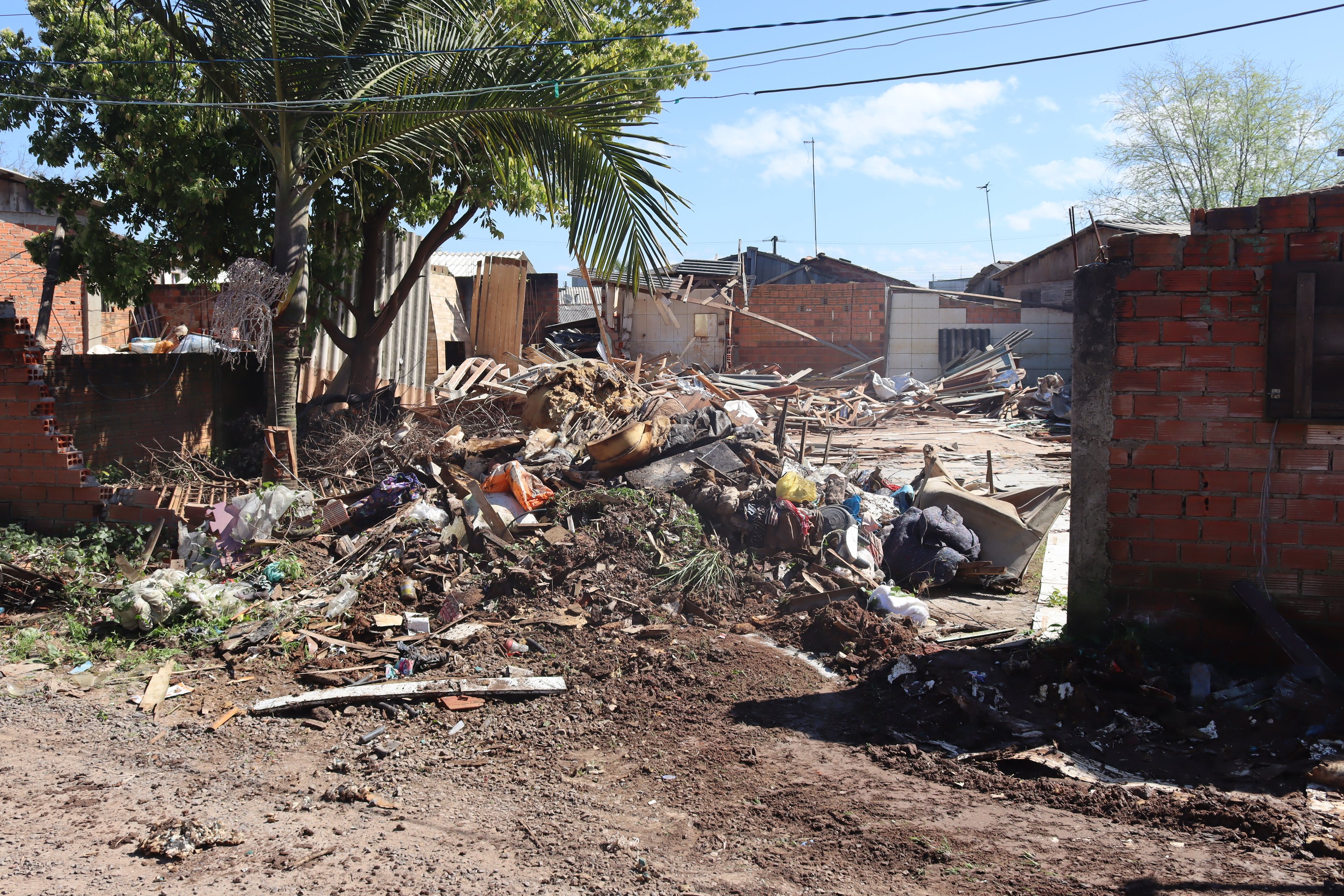 Casas condenadas pela Defesa Civil são derrubadas pela Prefeitura em Novo Hamburgo