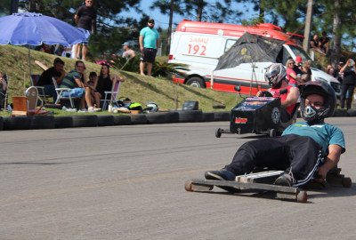 Crianças e adultos dividiram as pistas e reviveram a magia das brincadeiras de rua