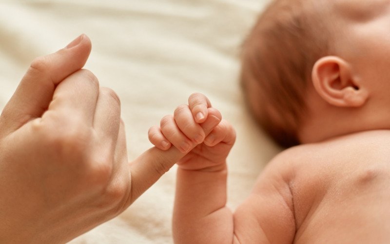 Maioria das mães sente alívio quando o bebê, ainda na maternidade, recebe resultado normal no teste do olhinho | abc+