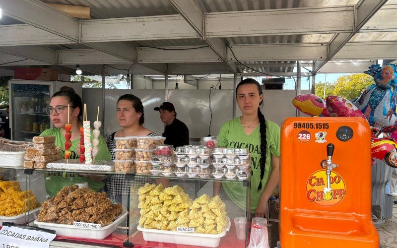 Proprietária de uma banca de comidas e bebidas na Expointer afirma que há queda de luz a cada 10 minutos neste domingo (31) | abc+