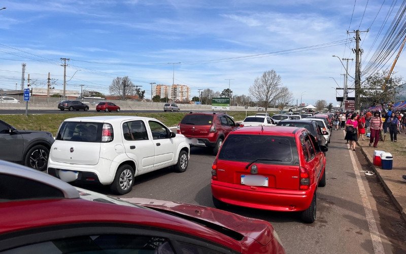 Neste domingo (31), uma fila de veículos tem se formado em frente à entrada do parque | abc+