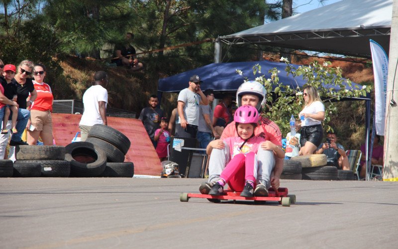 Isabela Rosa, de 7 anos, participou da corrida com um carrinho construído ao lado do pai. | abc+