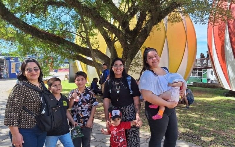 Maria Soares, de Porto Alegre, foi com a família conhecer os estandes e pavilhões da feira | abc+
