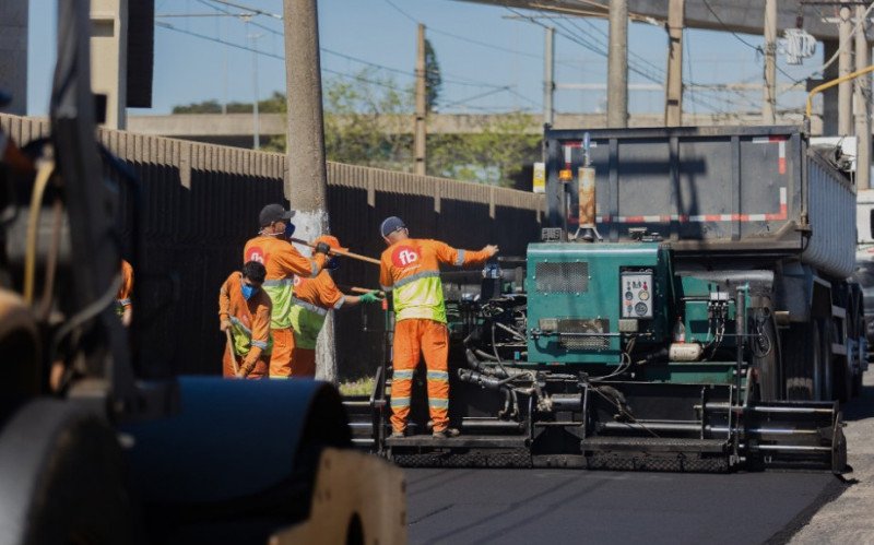 Asfalto com 6 centímetros de espessura está sendo trabalhado na Avenida Guilherme Schell | abc+