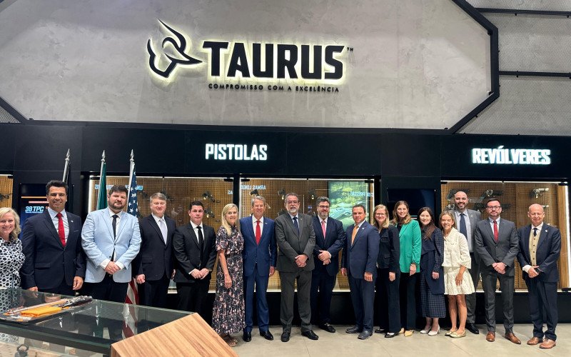 O governador do Estado da Geórgia, Brian Kemp, visitou na manhã de 26 de agosto as instalações da Taurus Armas em São Paulo