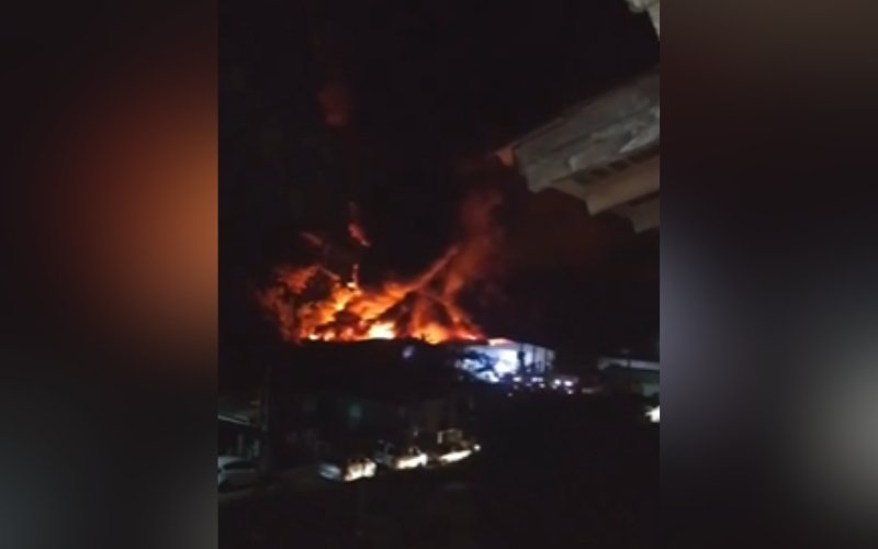 VÍDEO: Incêndio de grandes proporções atinge fábrica na região