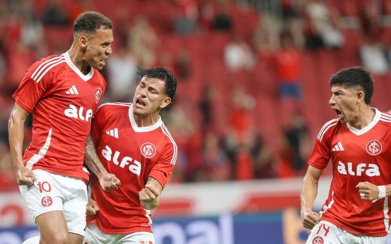 Inter faz as pazes com a vitória em noite de protestos no Beira-Rio