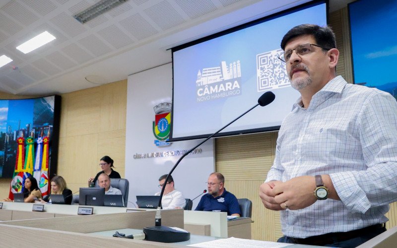Vereador Emerson Motora (PP) leu nota da Secretaria de Saúde durante sessão da Câmara confirmando a retomada dos serviços cardíacos em Novo Hamburgo. | abc+