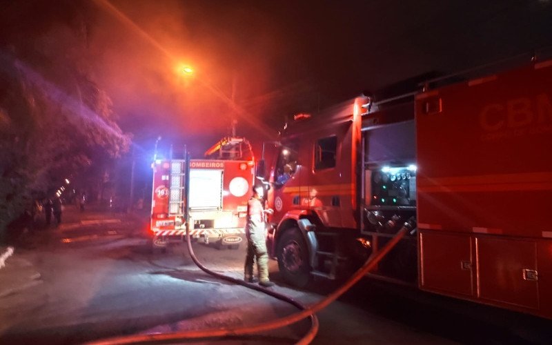 O Corpo de Bombeiros de NH foi acionado por volta das 23h40 | abc+