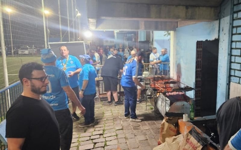 Ex-presidente do Novo Hamburgo, Marcos Fehse, foi homenageado pela direção e recebeu do capitão Amaral uma camisa usada na campanha do titulo.