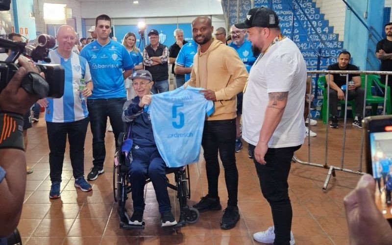 Jogadores do Noia festejam o título da A2 com torcedores no Estádio do Vale