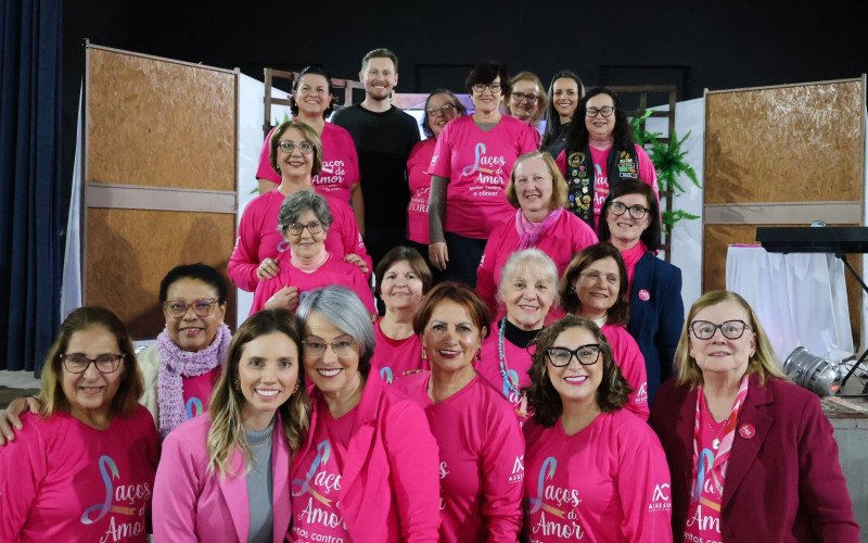 A Associação Laços de Amor realizou em 13 de agosto o Chá Laços de Amor - Juntos contra o câncer. A integração ocorreu na Sociedade 5 de Maio e centenas de pessoas compareceram, tornando o evento um baita sucesso. Na foto, as integrantes da entidade. | abc+