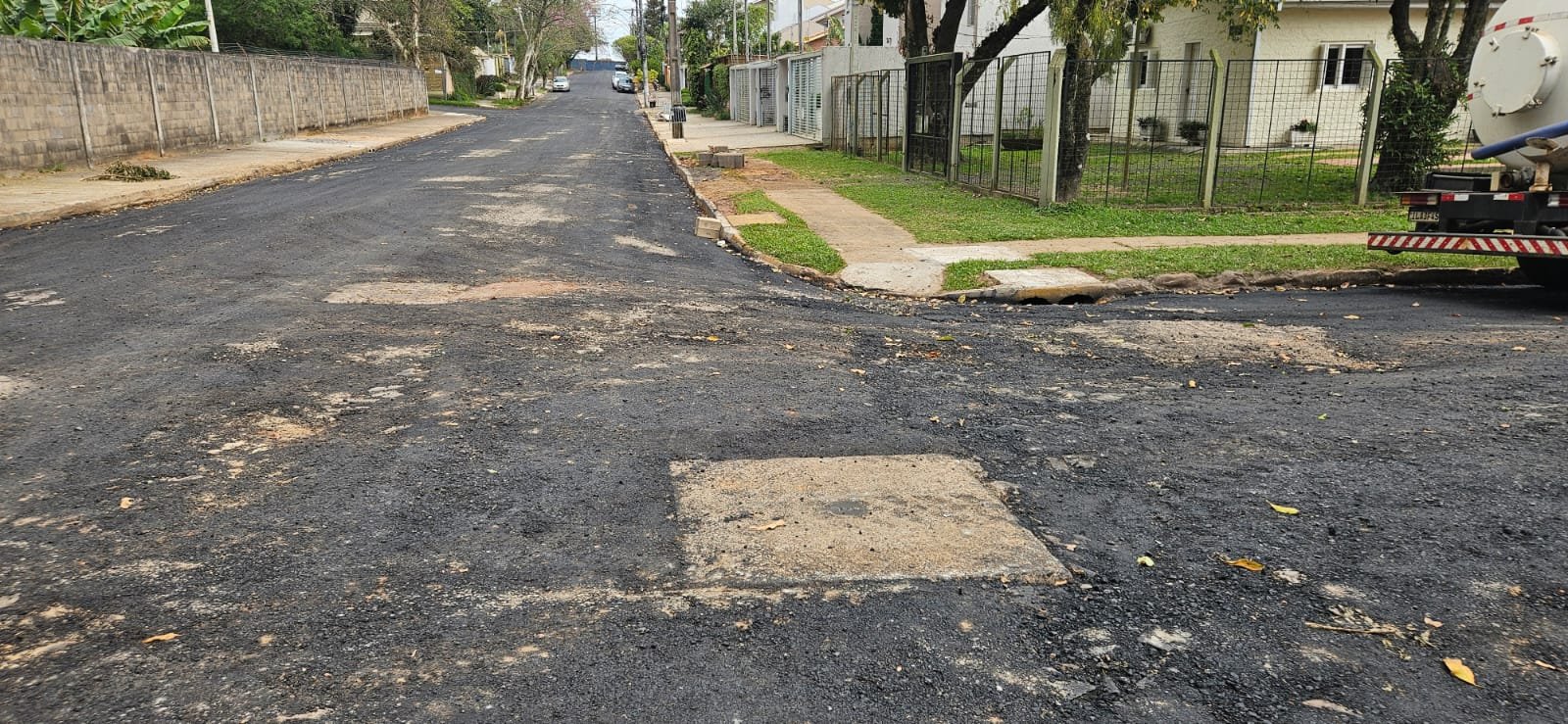 Agora, Rua Regina Mundi com primeira camada de asfalto