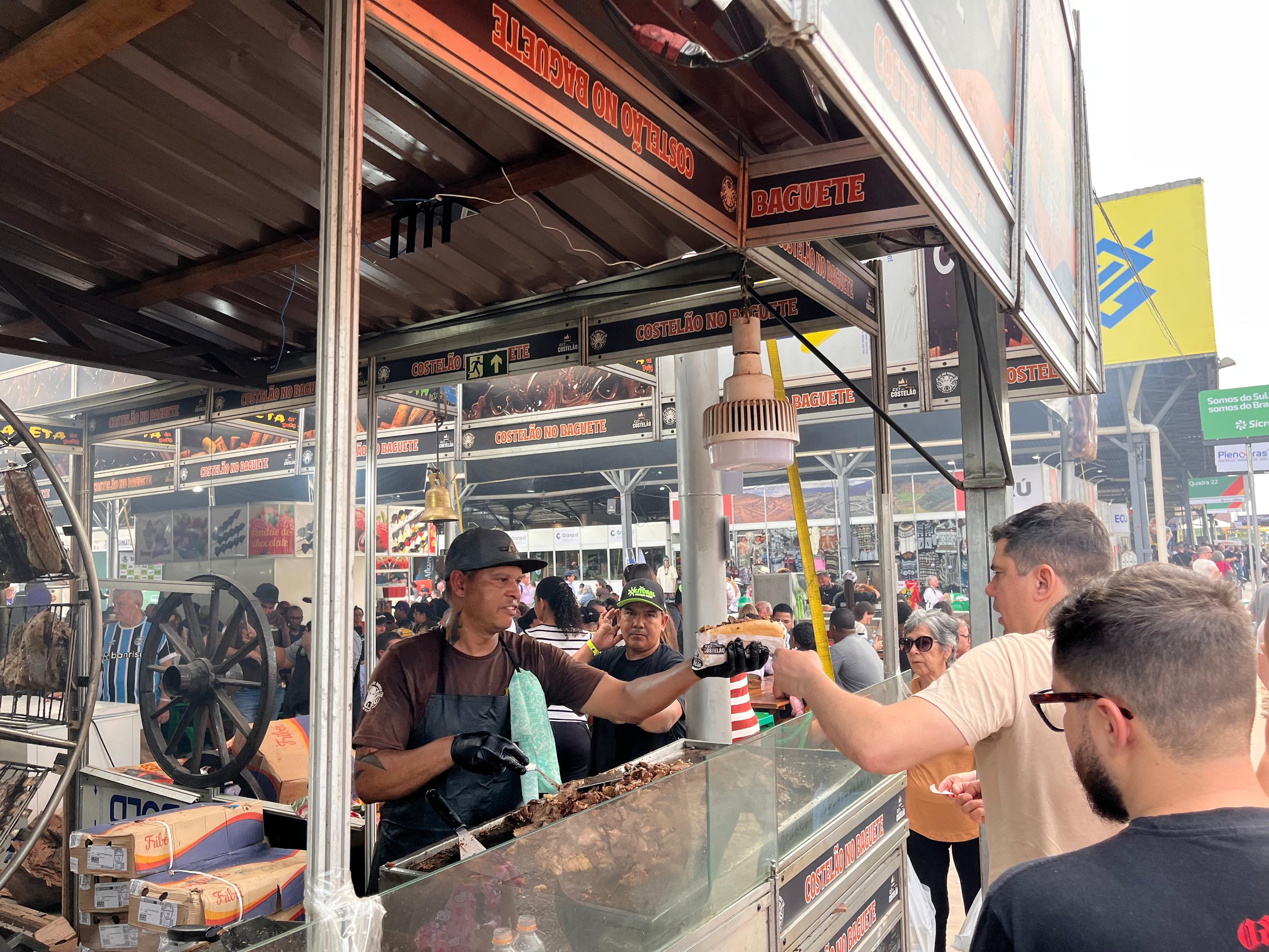 EXPOINTER: Costelão no Baguete faz sucesso com preparo inusitado; veja vídeo