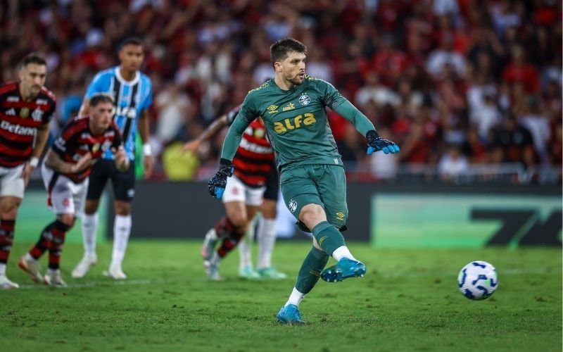 Antes de Volpi, outros dois goleiros já haviam marcado gols pelo Grêmio