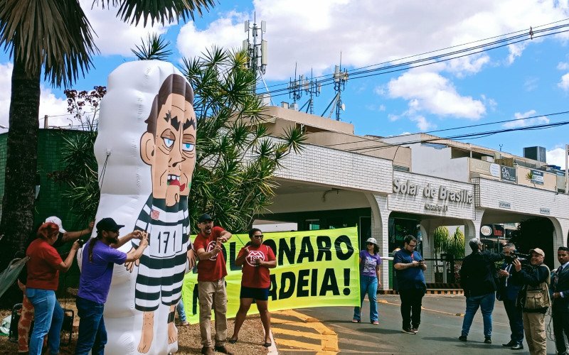 Manifestantes inflam boneco de Bolsonaro vestido de presidiário em Brasília | abc+