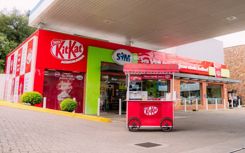 Rede de postos e Nestlé levam primeira fachada temática KitKat para Gramado