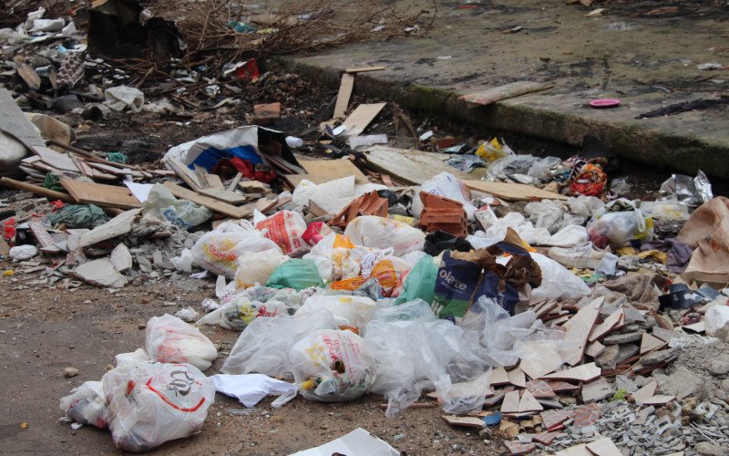 Lixo no bairro Canudos - Rua Juarez e entorno