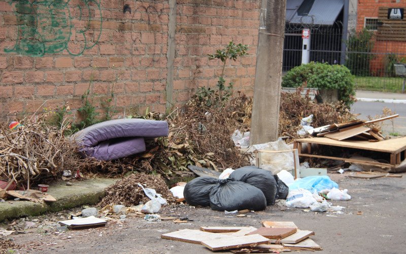 Lixo no bairro Canudos - Rua Juarez e entorno