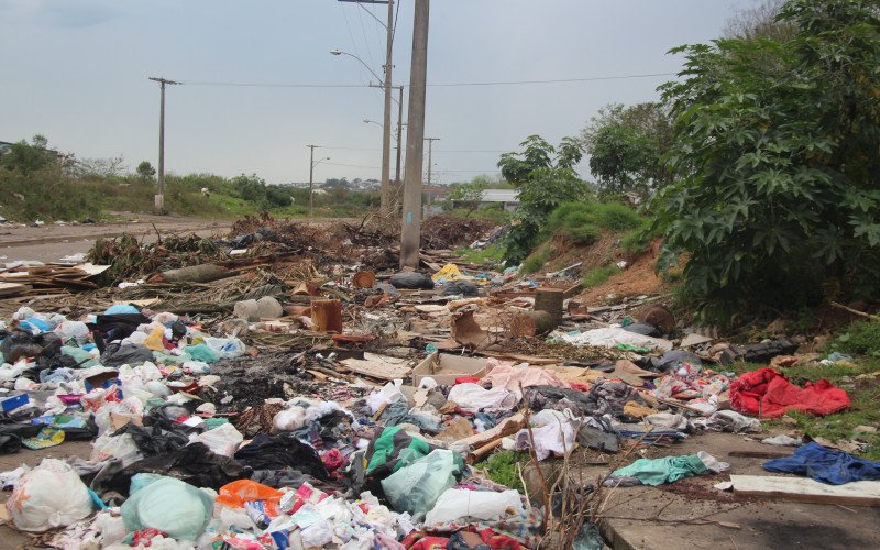 Lixo no entorno da Avenida dos Municípios