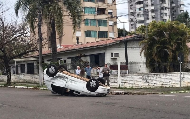 Carro capotado na esquina da Rua João Pessoa com a Voluntários da Pátria, em Novo Hamburgo | abc+