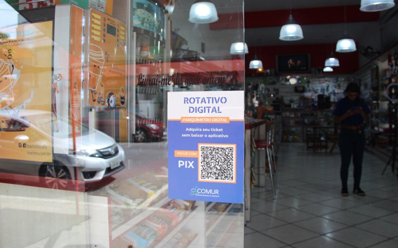 Parquímetros digitais ficam nas fachadas e vitrines dos estabelecimentos