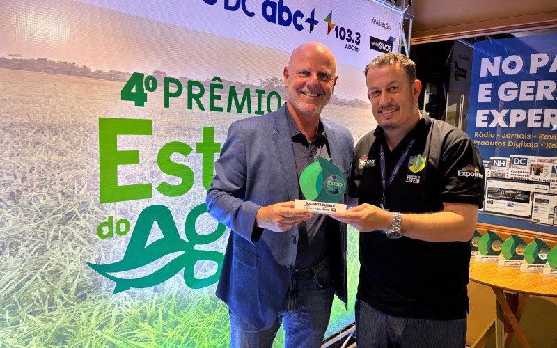Sustentabilidade - O premiado José Mathias Cavalhada, da Fazenda Cavalhada, com o 
vice-prefeito de Esteio, Rafael Figliero