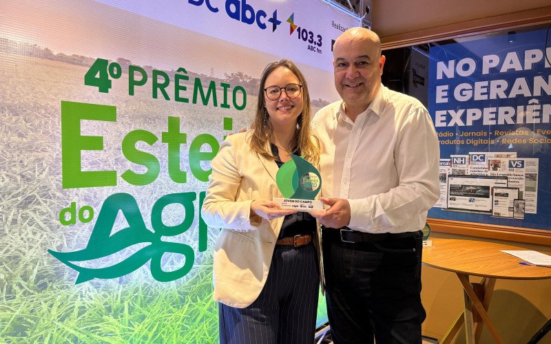 Jovem do Campo - Paula Hofmeister, diretora do Sindicato Rural de Pedras Altas, com o CEO do 
Grupo Sinos, Fernando Gusmão
