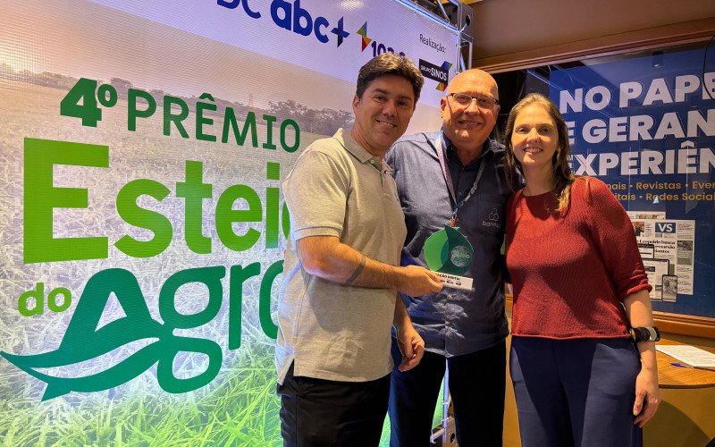 Inovação Digital - Carolina Eichenberg e Guilherme Resende Muniz, representantes da Tecnopuc Celeiro AgFood Hub, homenageados na categoria Inovação Digital. Na foto, acompanhados de Clodemar Borrasca, superintendente regional do Banrisul
