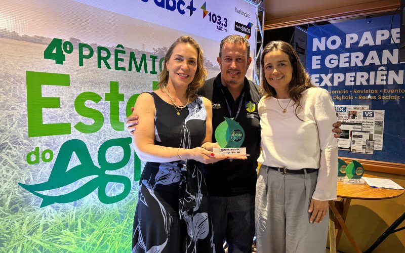 Responsabilidade Social - As homenageadas Carolina Neves Palmeiro e Izabel Trilho Otero Py Crespo, da Associação De Olho no Material Escolar, com o vice-prefeito de Esteio